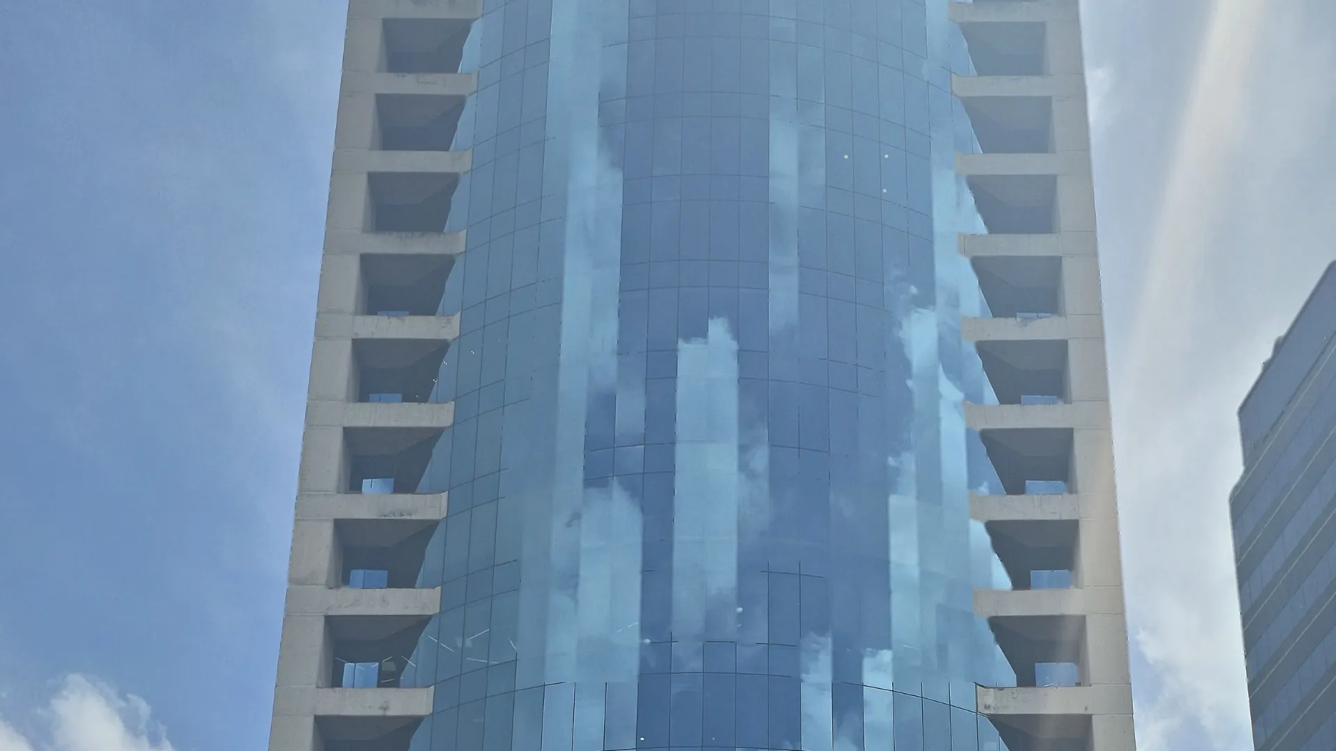 Fachada de cristal de la torre corporativa en Ciudad de México